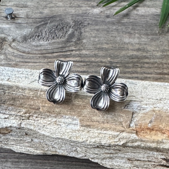 Retired James Avery Dogwood Flower Earrings